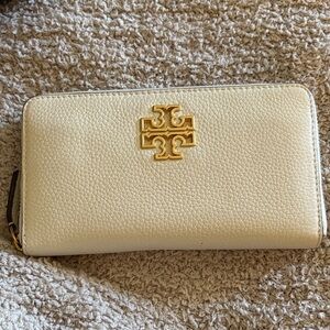NWT -Tory Burch Cream Leather Britten Wallet